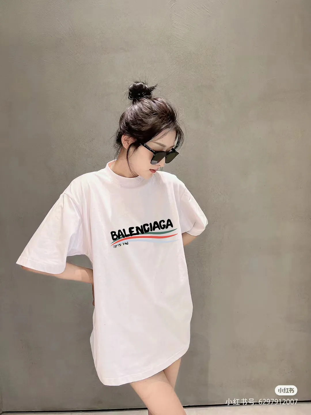 P80✨🔥 BALENCIAGA Paris lettering printed short-sleeved T-shirt. Custom-woven and dyed 300 grams of combed cotton heavyweight fabric. Zero color difference in threads. Perfect details. Different from the current currency version. Welcome to compare. Same Style for men and women. Must-sell in the picture above. Color: White Black Size: 1 2 3 4